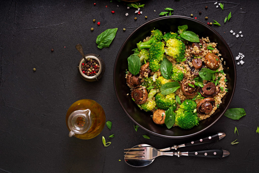 menu dietetico ensalada vegana saludable verduras brocoli champinones espinacas quinua tazon endecha plana vista superior 1 1