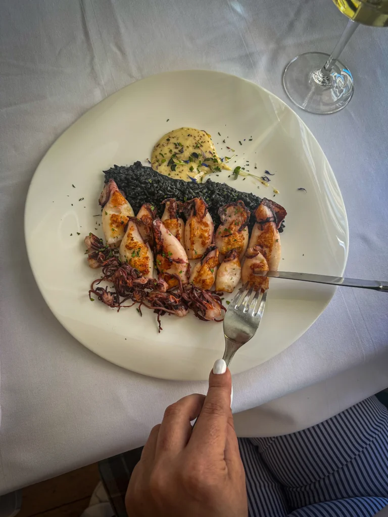Chipirones a la plancha con ali-oli de miel y mostaza y arroz negro en Restaurante Mercado León