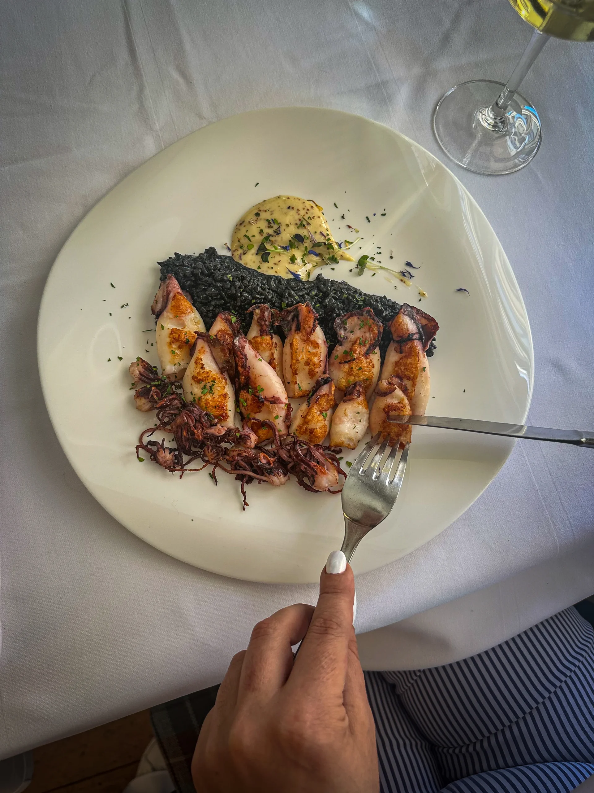 Chipirones a la plancha con ali-oli de miel y mostaza y arroz negro en Restaurante Mercado León